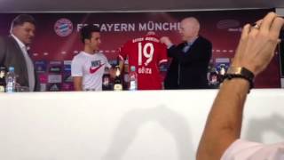 Mario Götze präsentiert sein BayernTrikot an der Säbener Straße [upl. by Akerboom]