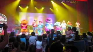 COLOMBUENOS Y AID FOR AIDS CON BARNEY Y SUS AMIGOS [upl. by Cowey]