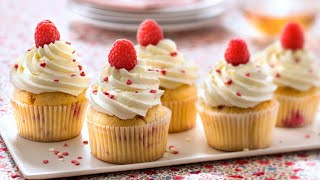 Recette  Cupcake framboise glaçage au chocolat blanc [upl. by Cony]