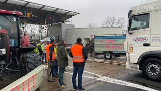 Les autoroutes de Vendée rendues momentanément gratuites par les agriculteurs en colère [upl. by Auliffe]