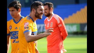 Gignac bromea con quotTucaquot Ferretti durante la foto oficial de Tigres [upl. by Aneeh]