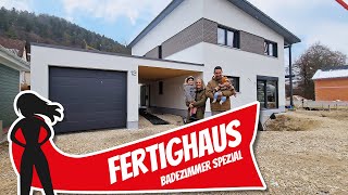 Fertighaus von regionaler Zimmerei mit BadezimmerSpecial  Home Tour  Hausbau Helden [upl. by Sofia]