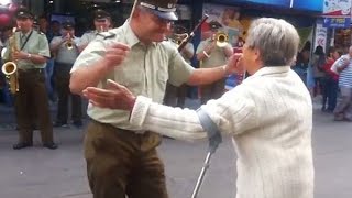 Abuelita no se aguantó y se puso a bailar con Carabineros [upl. by Hammond]