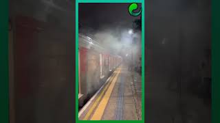 Um vagão de trem da Linha 8 exalou uma forte fumaça na noite desta segunda na estação Antônio João [upl. by Surtimed]