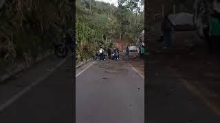 Tragedia en Antioquia mujer muere tras caída de roca sobre vía Donmatías [upl. by Canning]