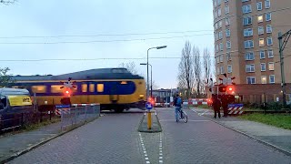 Spoorwegovergang Leiden  Dutch railroad crossing [upl. by England]