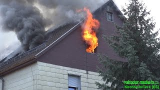 FEUER IM DACHSTUHL ZÜNDET DURCH  Flammen schlagen aus Gebäude  Großbrand [upl. by Acimak]