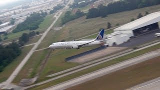 Amazing United B737800s Parallel Takeoff at IAH [upl. by Ralyt888]