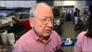 Columnist causes uproar online after bashing Cincinnatis chili [upl. by Chrissy]