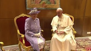 Rencontre entre la reine Elizabeth et le pape François  0304 [upl. by Namad]