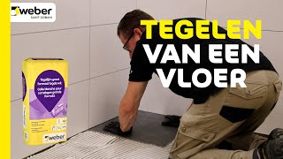 Tegelen van een vloer  Vloertegels leggen  Weber [upl. by Ynnaf]