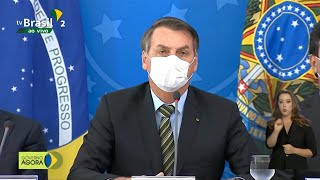 De máscara Bolsonaro pede para evitar histeria  AFP [upl. by Niwri]