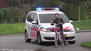 POLITIE LAAT FIETSERTJE SCHRIKKEN MET SIRENE [upl. by Pammy]