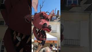 Un dragon dans les rues de Falaise  Normandie [upl. by Llennor]