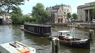 Gezonken woonboot Brouwersgracht op de terugweg naar ligplaats [upl. by Jemima]