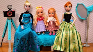 Photo studio  Elsa amp Anna toddlers  Barbie is the photographer  dress up [upl. by Atoel92]