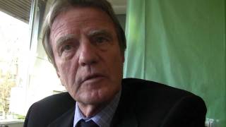 Reaction de Bernard Kouchner sur le quotgénocide algérienquot [upl. by Ivan]