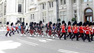 Défilé militaire Royal Angleterre Scotland The Brave  Celtic Bagpipes [upl. by Yasmin288]