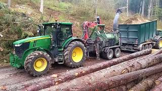 Hackschnitzel Hacken mit John Deere 7310R [upl. by Carolynne54]