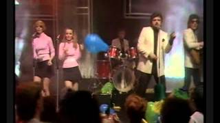 The Maisonettes  Heartache Avenue TOTP 1982 [upl. by Enidaj]