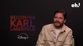 DANIEL BRÜHL y los acentos ¿Cuántos idiomas habla Francés alemán español como KARL LAGERFELD [upl. by Bremble]