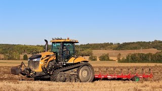 Charrue déchaumeuse Ovlac 10 Corps et Challenger MT755E [upl. by Ettener]