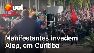 Manifestantes invadem Assembleia do Paraná contra projeto que terceiriza gestão de escolas públicas [upl. by Hsitirb]