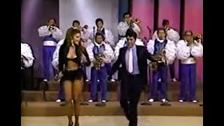 RESORTES BAILA MAMBO CON LA ORQUESTA DE PÉREZ PRADO Y ELIZABETH DE LUNA Y PLATICA ANÉCDOTAS [upl. by Pani234]