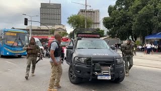 Bewaffneter überfällt Bus in Rio de Janeiro Polizei befreit 17 Geiseln [upl. by Youlton]