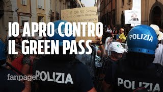 Ristoratori di quotIo Aproquot in piazza a Roma contro il green pass corteo e tensioni con polizia [upl. by Sonny436]