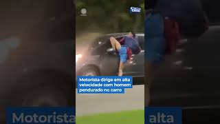 Motorista dirige em alta velocidade com homem pendurado no carro shorts balançogeral [upl. by Nepets861]