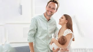 Première photo de famille Cyril Féraud est heureux avec sa femme et son fils [upl. by Beverie]