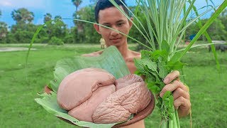 Primitive Technology Cooking Pork Kidneys For Dinner  Wilderness Food [upl. by Wightman]