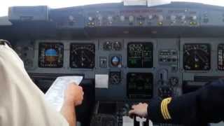 Cockpit Landing A320  Atterrissage avion [upl. by Aivyls]