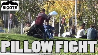 Pelea de almohadas broma de cámara oculta  Pillow fight prank [upl. by Gretna]