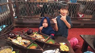 Makan Di Kedai Sampan Tradisional KST  Ikan Bakar amp Udang Nya Enak Semua [upl. by Artenahs498]