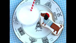 How to Dry Your Cookies Decorated with Royal Icing amp How to Decorate ParisianThemed Cookies [upl. by Ervin]