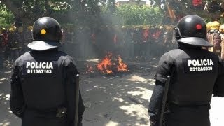 Policías y bomberos se enfrentan a las puertas del Parlament [upl. by Lorola96]