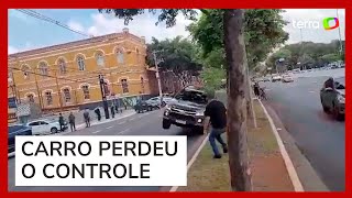 Viatura da Rota faz manobra e atinge casal em moto durante comemoração em SP [upl. by Zarla]