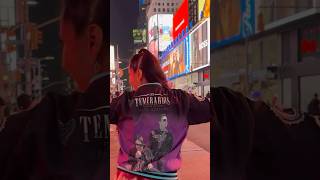 LA CHAMARRA OFICIAL DE lostemerarios EN TIMES SQUARE NY newyork bullseyemerchandising177 [upl. by Oitaroh942]