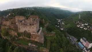 Flug über der Burg Rheinfels und dem Romantikhotel Schloss Rheinfels [upl. by Norehc357]