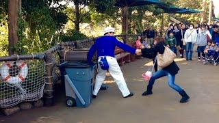 【TokyoDisneySea】ゴミ箱から手が抜けなくなった ファンカストさん [upl. by Irtak369]