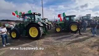 Agricoltori in protesta verso Roma il raduno a Vetralla [upl. by Nnylanna]