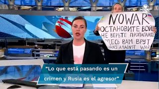 quotTe están mintiendoquot empleada de televisión rusa interrumpe transmisión de noticias [upl. by Nnayelhsa436]