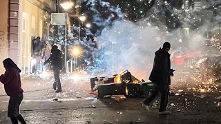 Migranten bewerfen Polizisten mit Böllern 😱🔥 Silvester in Berlin Alexanderplatz [upl. by Negris923]