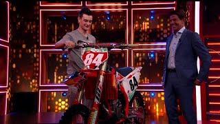 Jeffrey Herlings laat zijn motor zien én horen aan het publiek  RTL LATE NIGHT MET TWAN HUYS [upl. by Eseilanna247]