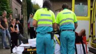 Bloemen voor ambulanceverpleegkundige na val van Dak [upl. by Antonius]