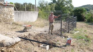 Poser une clôture en panneaux rigides avec portail  portillon sur terrain en penteTuto avec Robert [upl. by Nalyad]