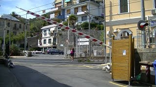 Spoorwegovergang Bogliasco I  Railroad crossing  Passaggio a livello [upl. by Budwig]