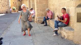 quotJosé Joaquín Saavedra y bailarina de Cáceresactuando improvisado en el casco antiguo de Cáceresquot [upl. by Leduar918]